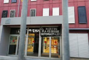 Pancarta penjada per l'assemblea de treballadors i treballadores de l'Institut Terra Roja a la porta del centre educatiu. Foto: Redacció