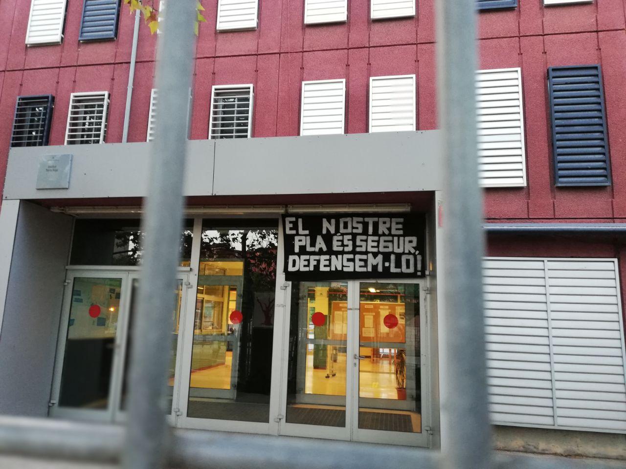 Pancarta penjada per l'assemblea de treballadors i treballadores de l'Institut Terra Roja a la porta del centre educatiu. Foto: Redacció