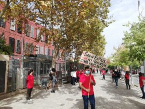 Concentració de l'assemblea de treballadores a la porta de l'Institut Terra Roja aquest dimecres 21 d'octubre. Foto: Redacció