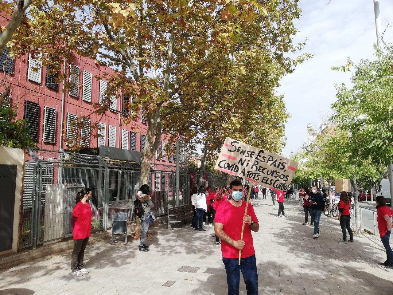 Concentració de l'assemblea de treballadores a la porta de l'Institut Terra Roja aquest dimecres 21 d'octubre. Foto: Redacció