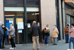 Cua davant l'oficina bancària