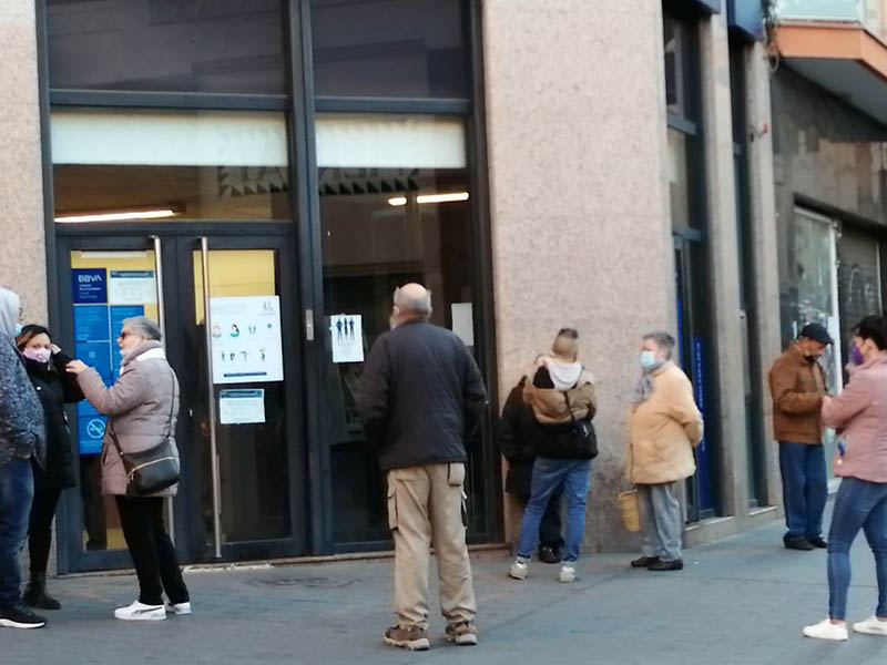 Cua davant l'oficina bancària